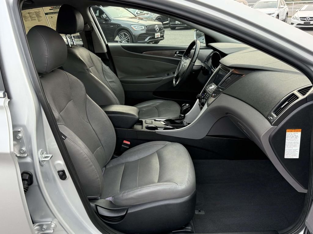 Used 2012 Silver Frost Metallic Hyundai Base image 16