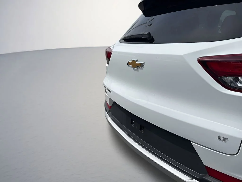 Used 2025 Summit White Chevrolet LT image 30