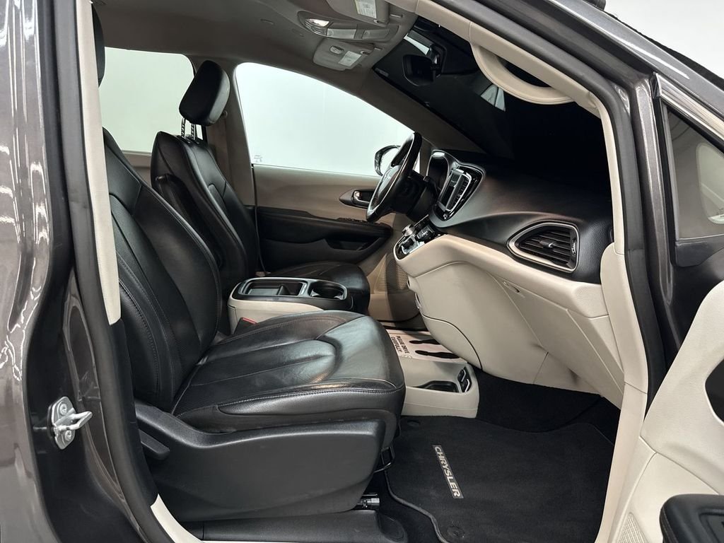 Used 2020 Crystal Metallic Chrysler Touring L image 18