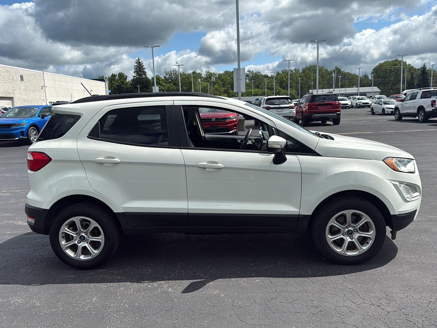 Used 2019 Diamond White Ford SE image 16