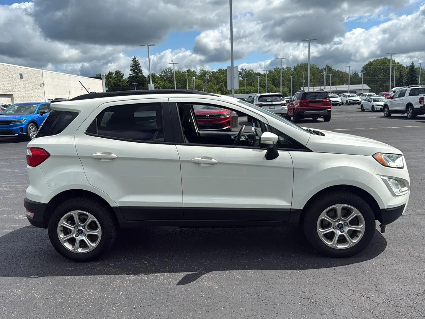 Used 2019 Diamond White Ford SE image 16