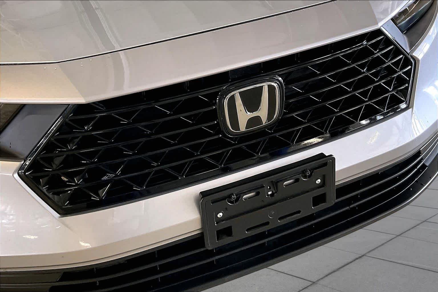 Used 2025 Solar Silver Metallic Honda SE image 30