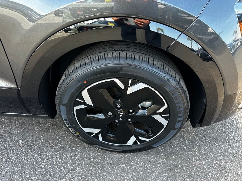 Used 2023 Gray Kia Wind image 13
