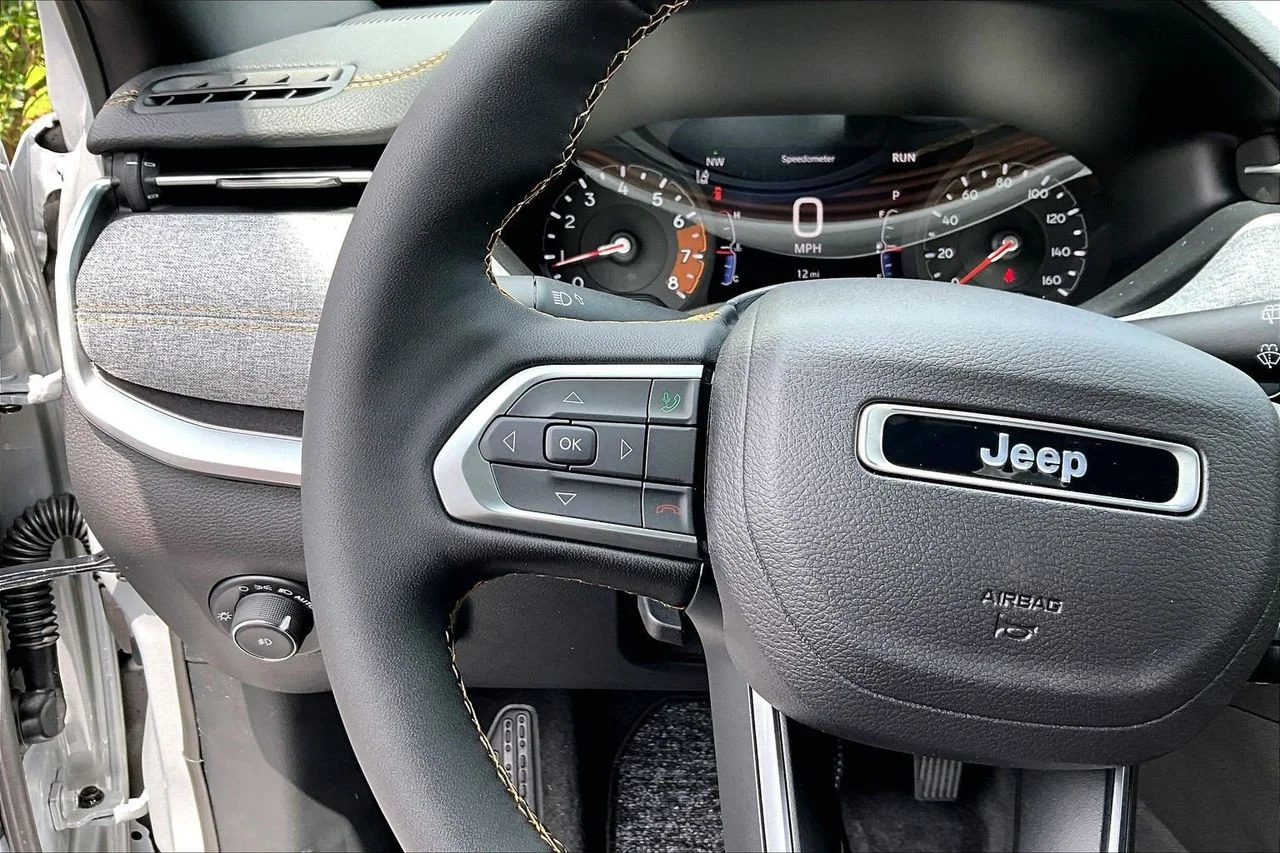New 2026 Silver Zynith Metallic Clearcoat Jeep Latitude image 27