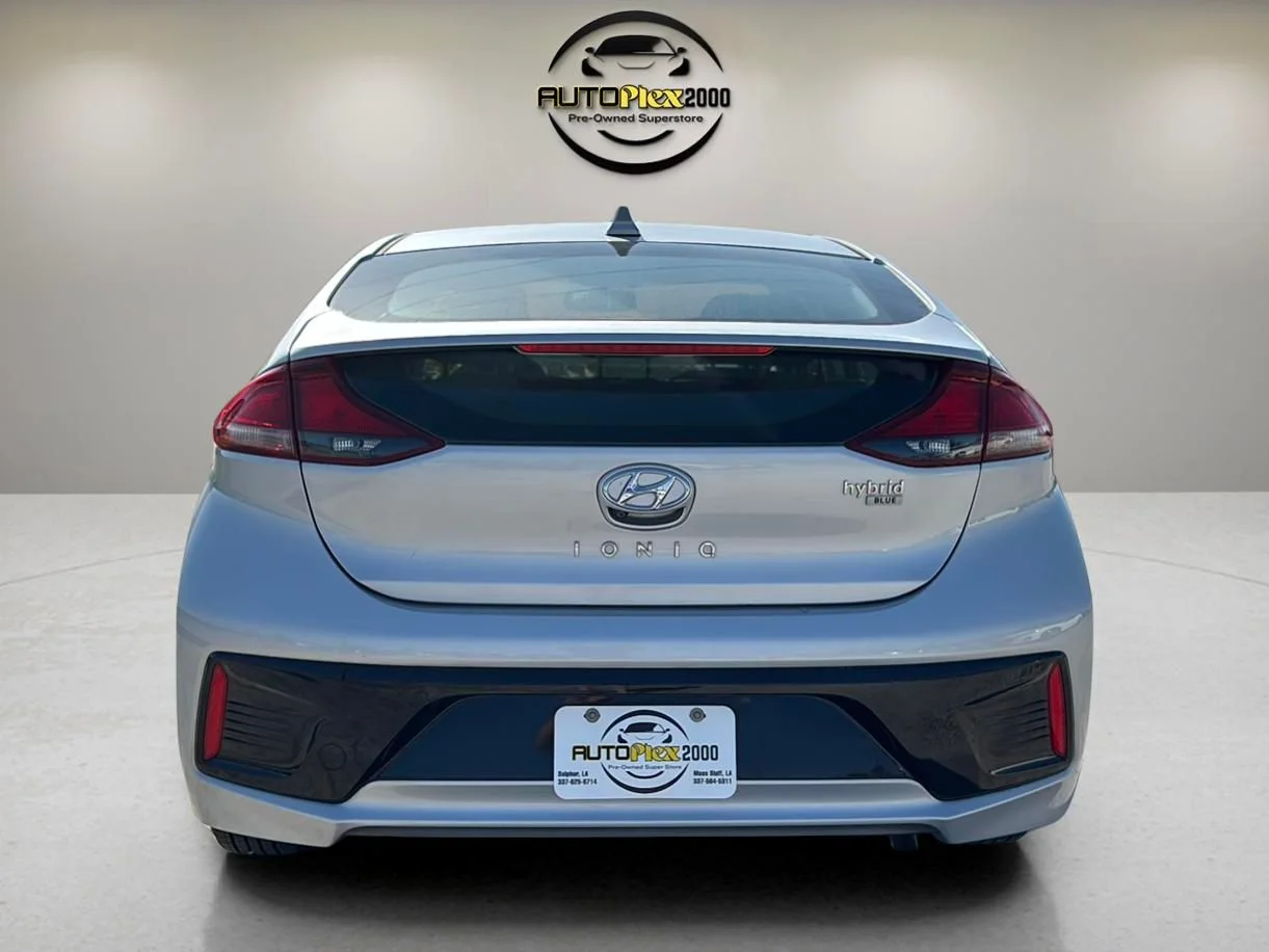 Used 2018 Silver Hyundai Blue image 4