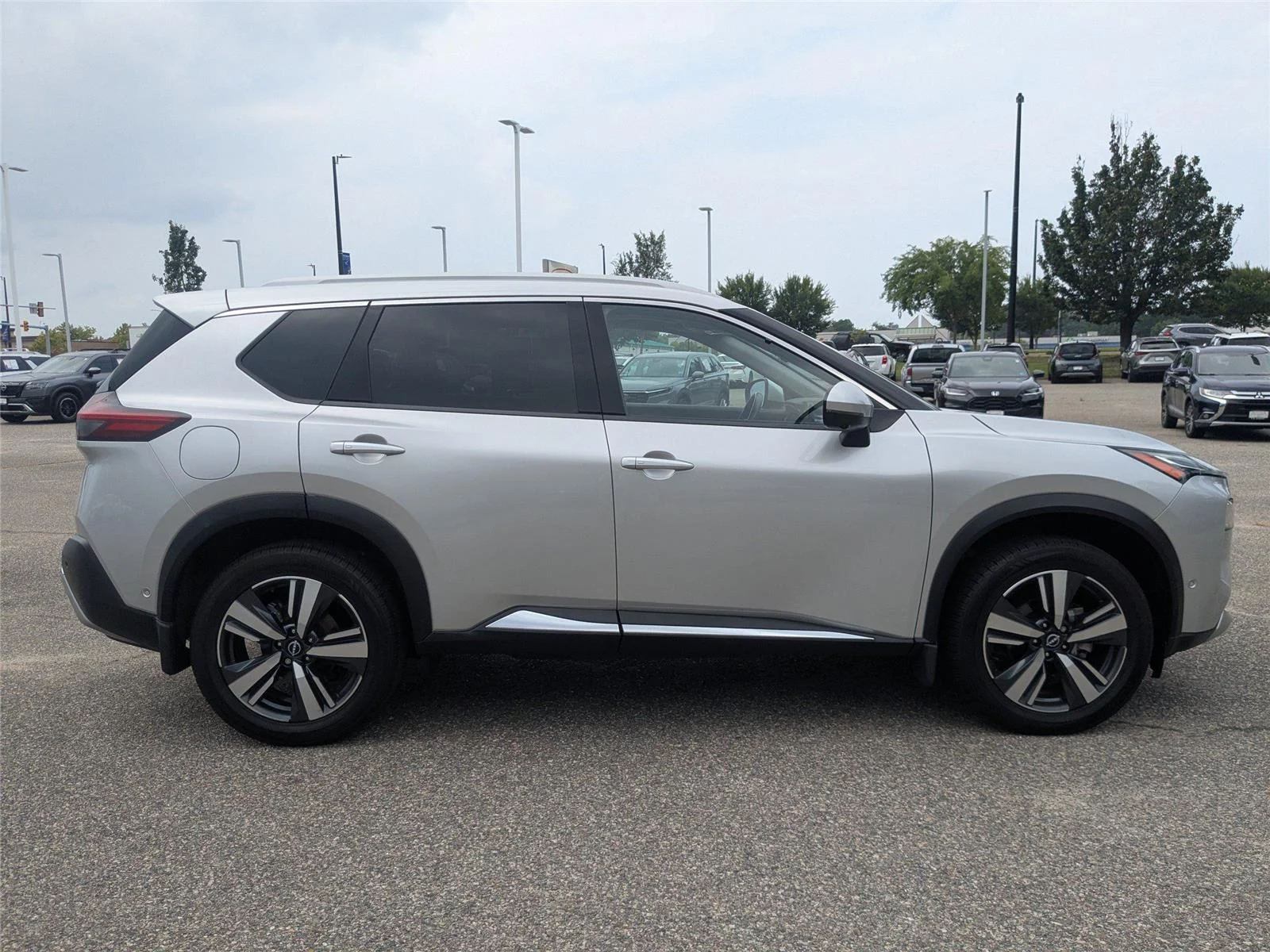 Used 2022 Brilliant Silver Metallic Nissan Platinum image 3