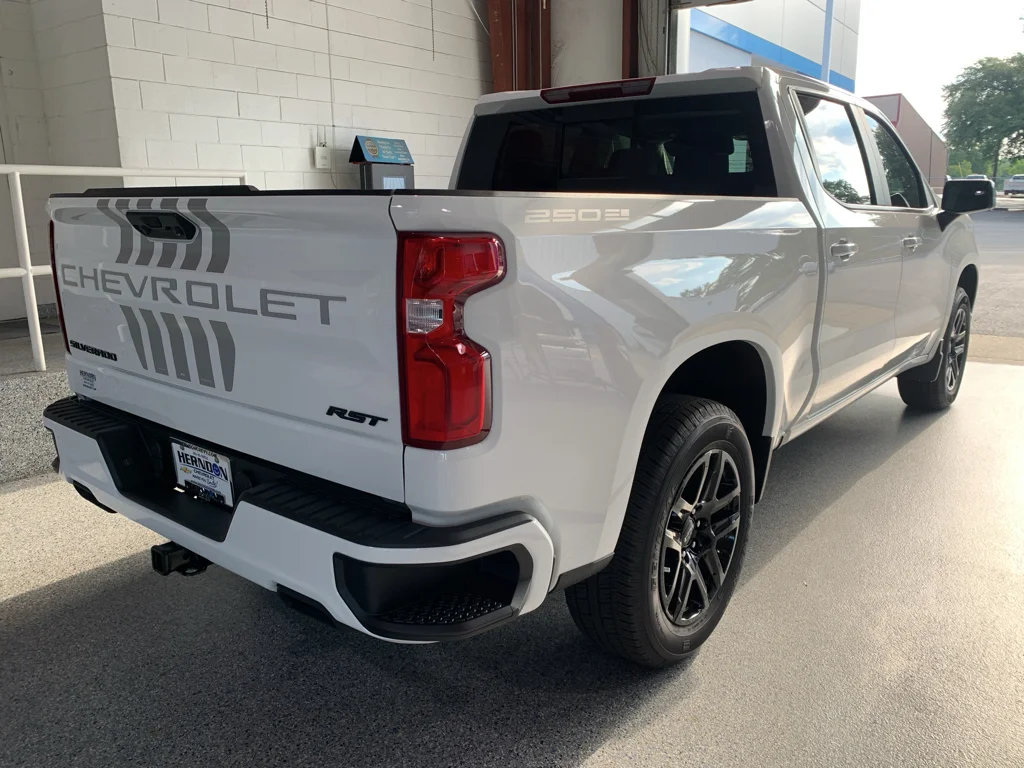 New 2026 Summit White Chevrolet RST image 31
