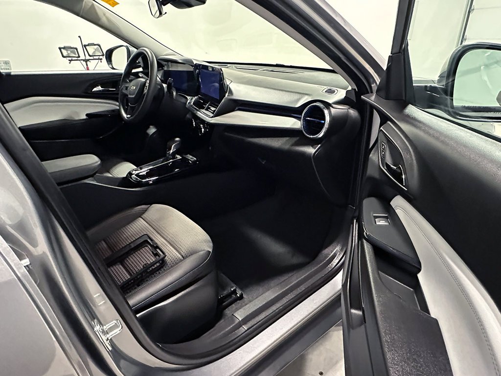 Used 2025 Gray Chevrolet LT image 23