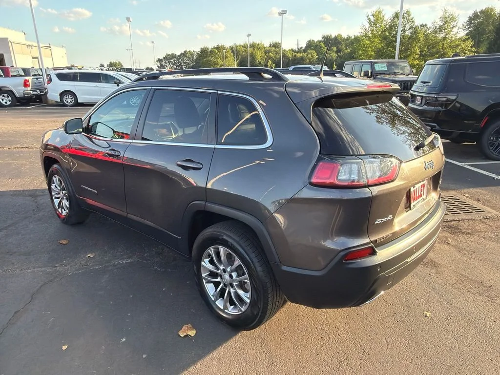 Certified Used 2022 Gray Jeep Latitude Lux image 5