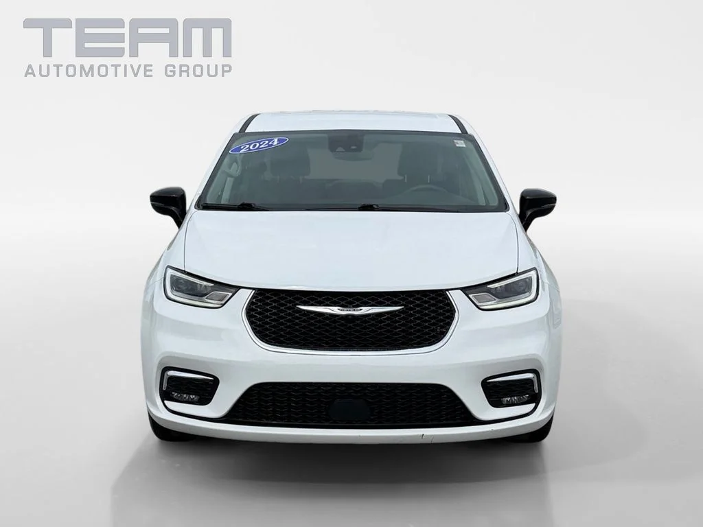 Used 2024 White Chrysler Touring L image 2