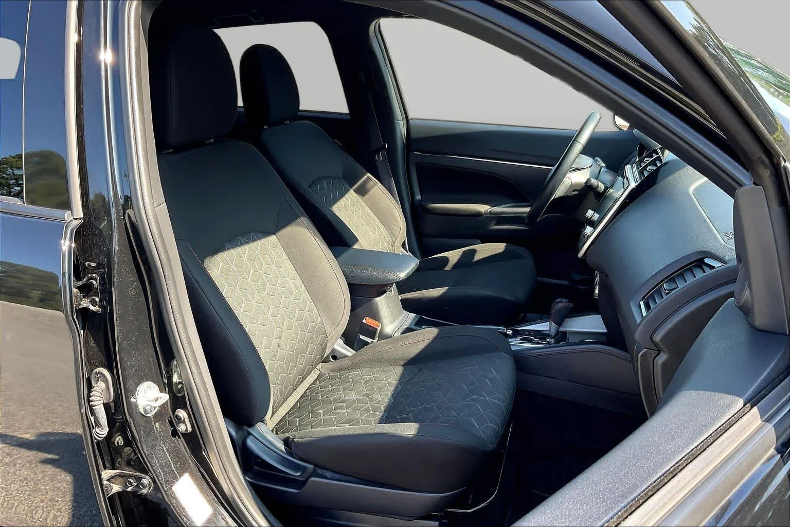 Used 2024 Labrador Black Pearl Mitsubishi Trail Edition image 9