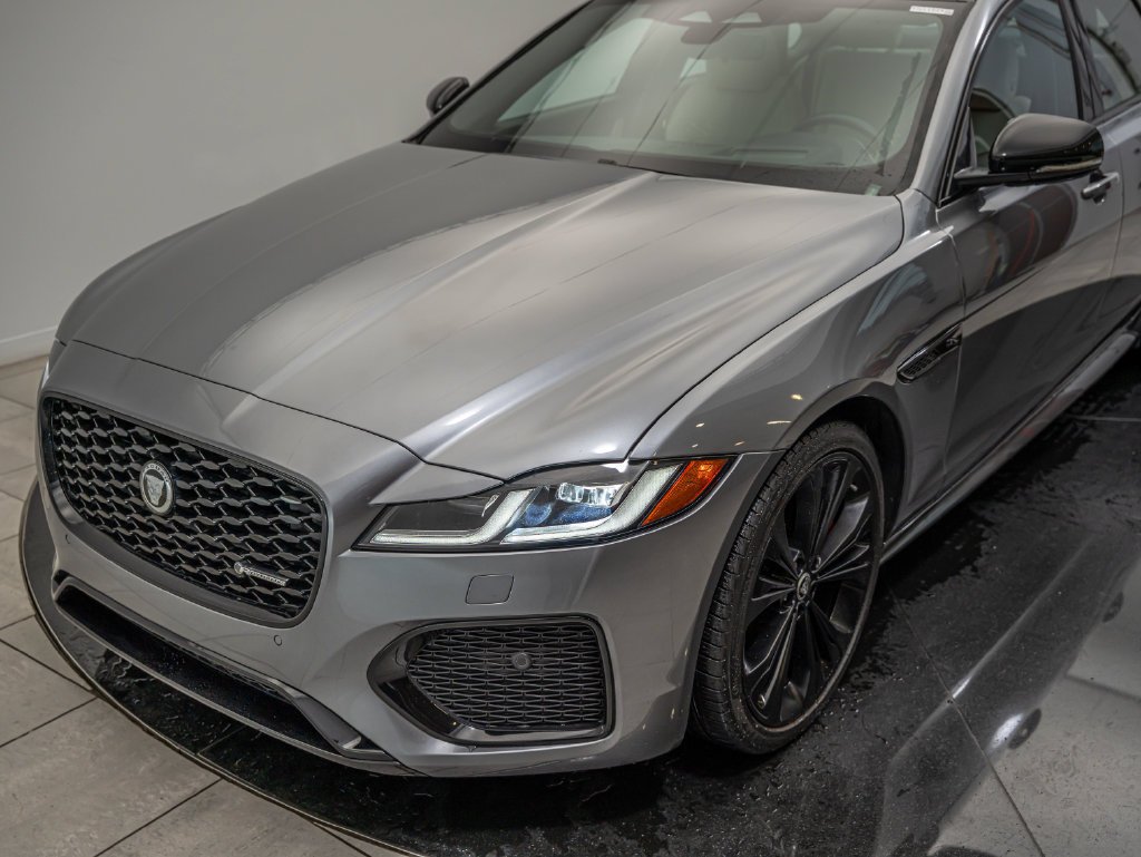 Used 2024 Eiger Gray Metallic Jaguar R-Dynamic SE image 13