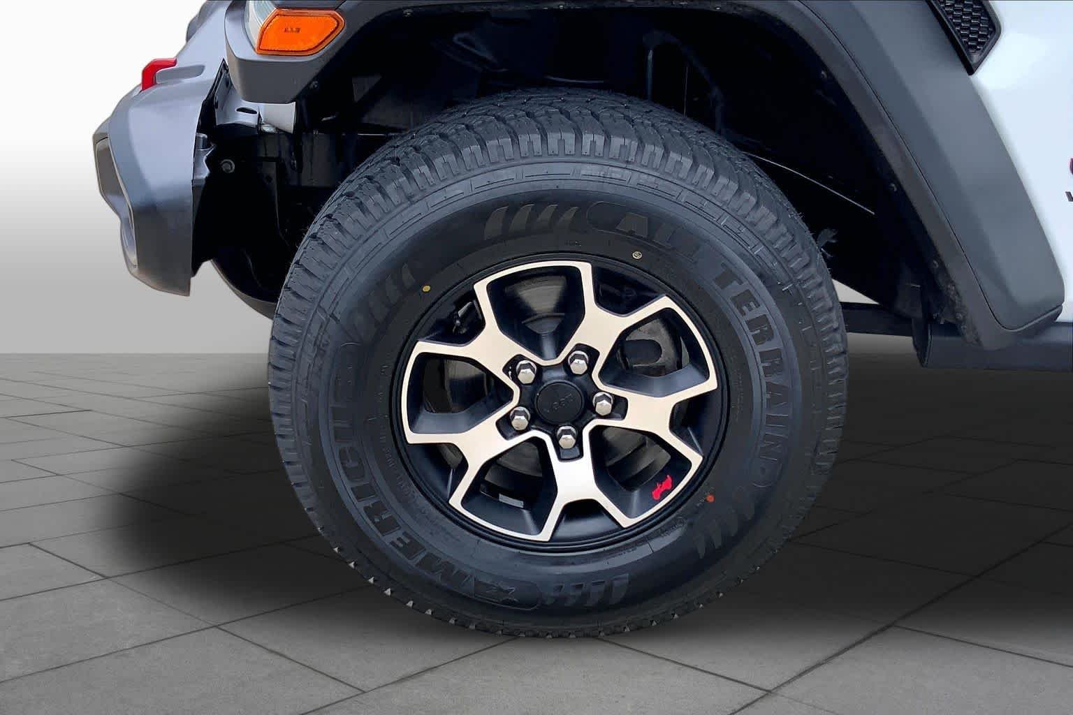 Used 2021 Bright White Clearcoat Jeep Unlimited Rubicon image 10
