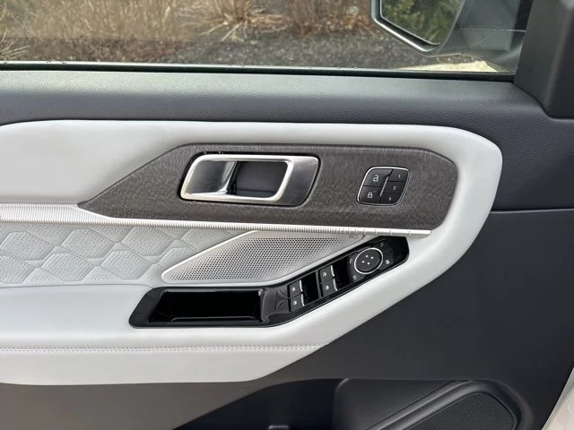 New 2026 Star White Metallic Tri-Coat Ford Platinum™ image 14