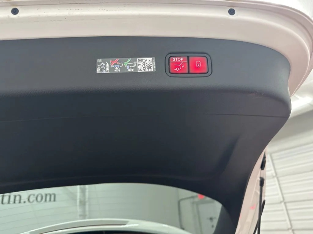 Used 2026 White Mercedes-Benz GLC 300 image 23