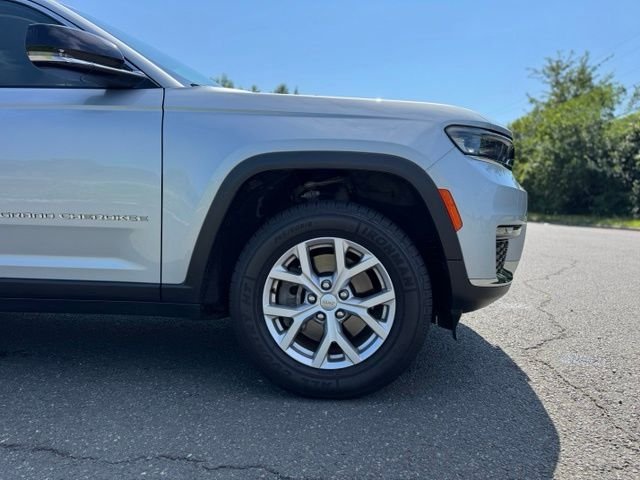Used 2022 Silver Jeep Limited image 9
