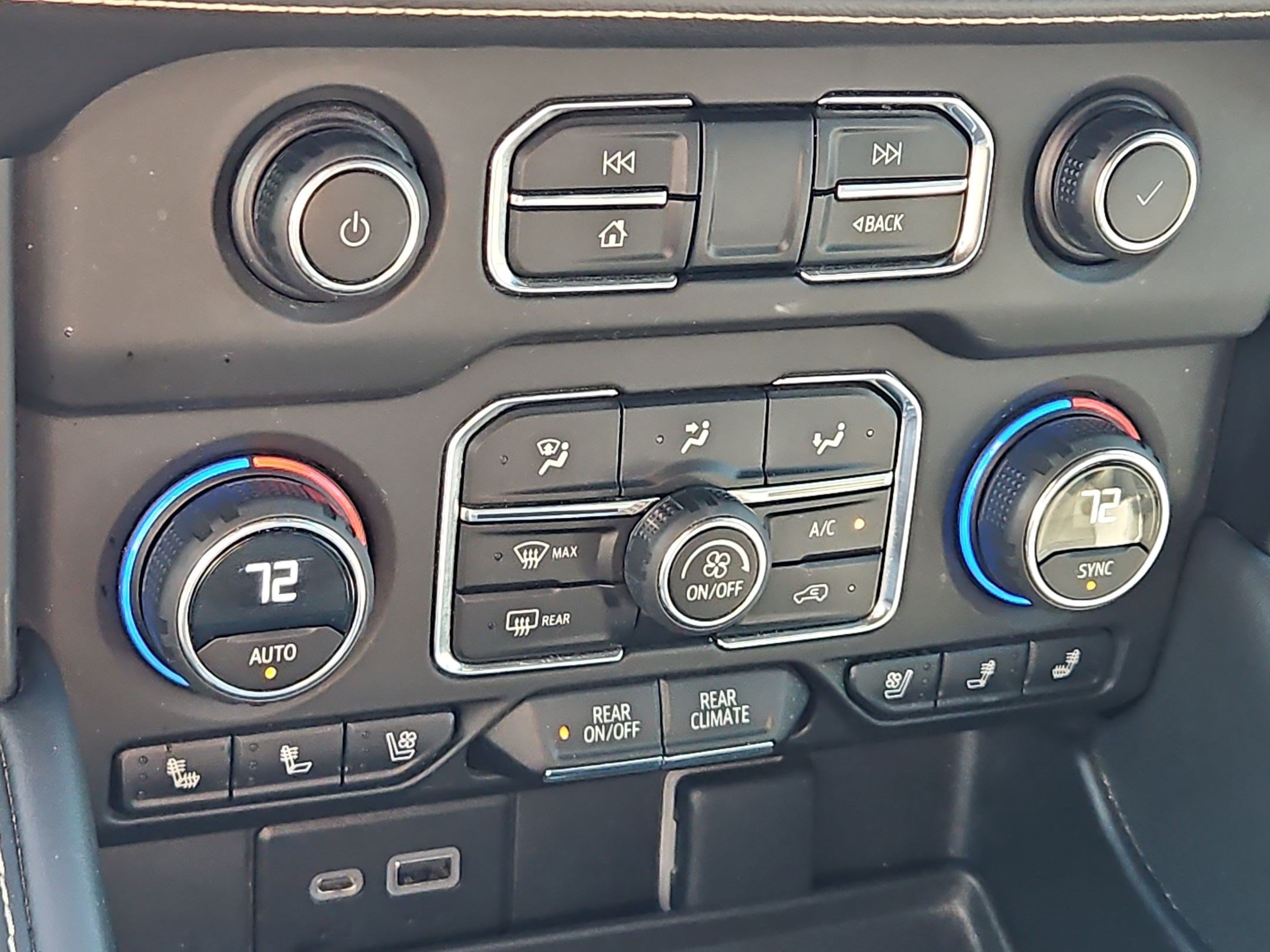 2023 Chevrolet Suburban Premier - Photo 22