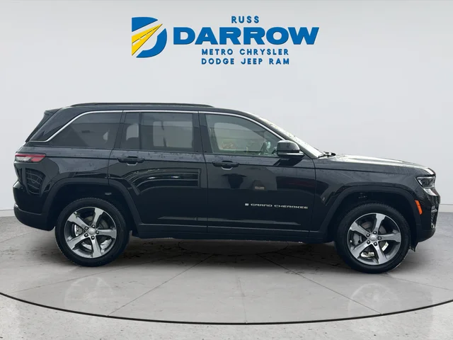New 2025 Diamond Black Crystal Pearl-Coat Exterior Paint Jeep Limited image 6