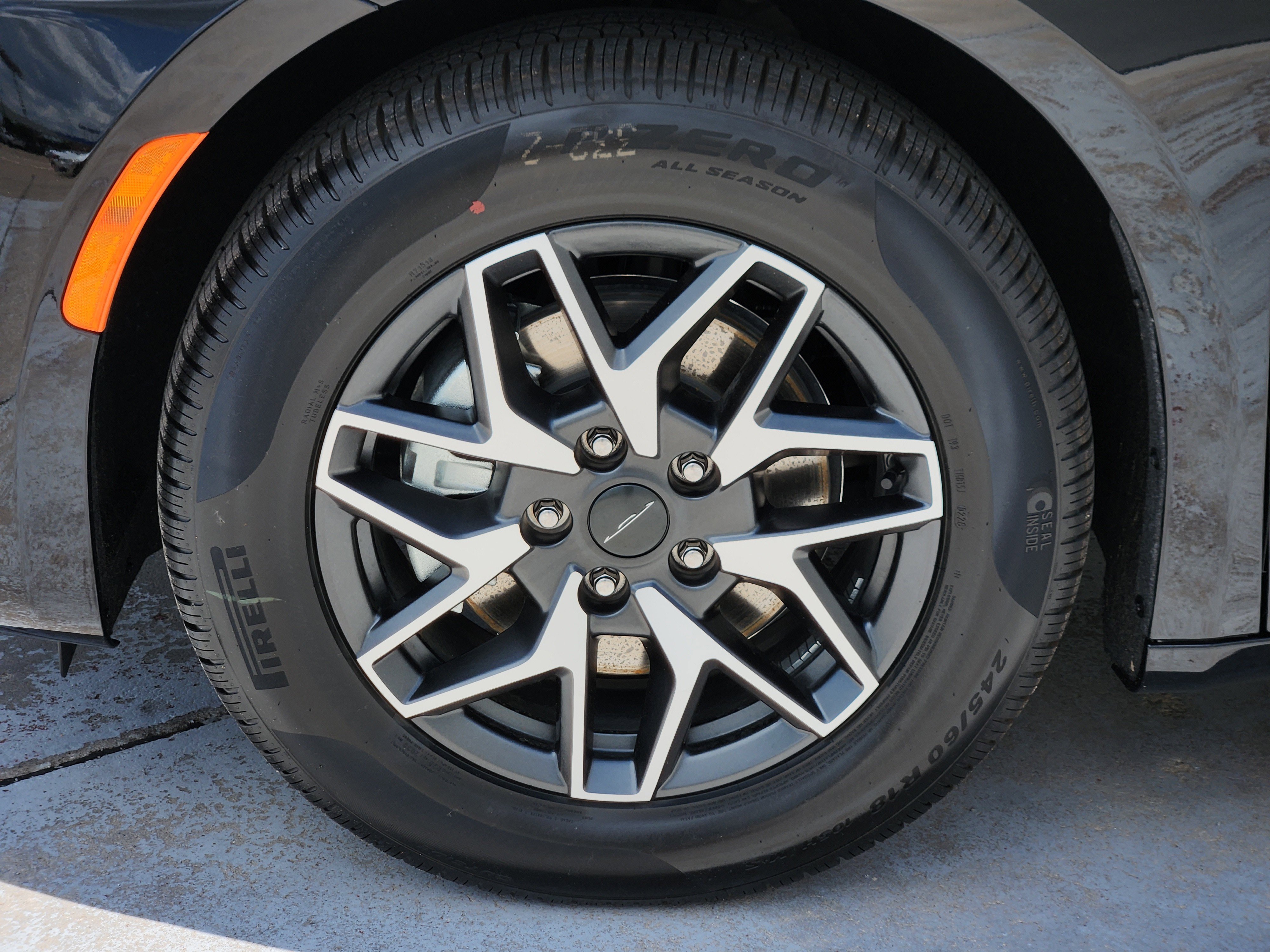 New 2027 Diamond Black Crystal Pearl-Coat Exterior Paint Chrysler Limited image 9