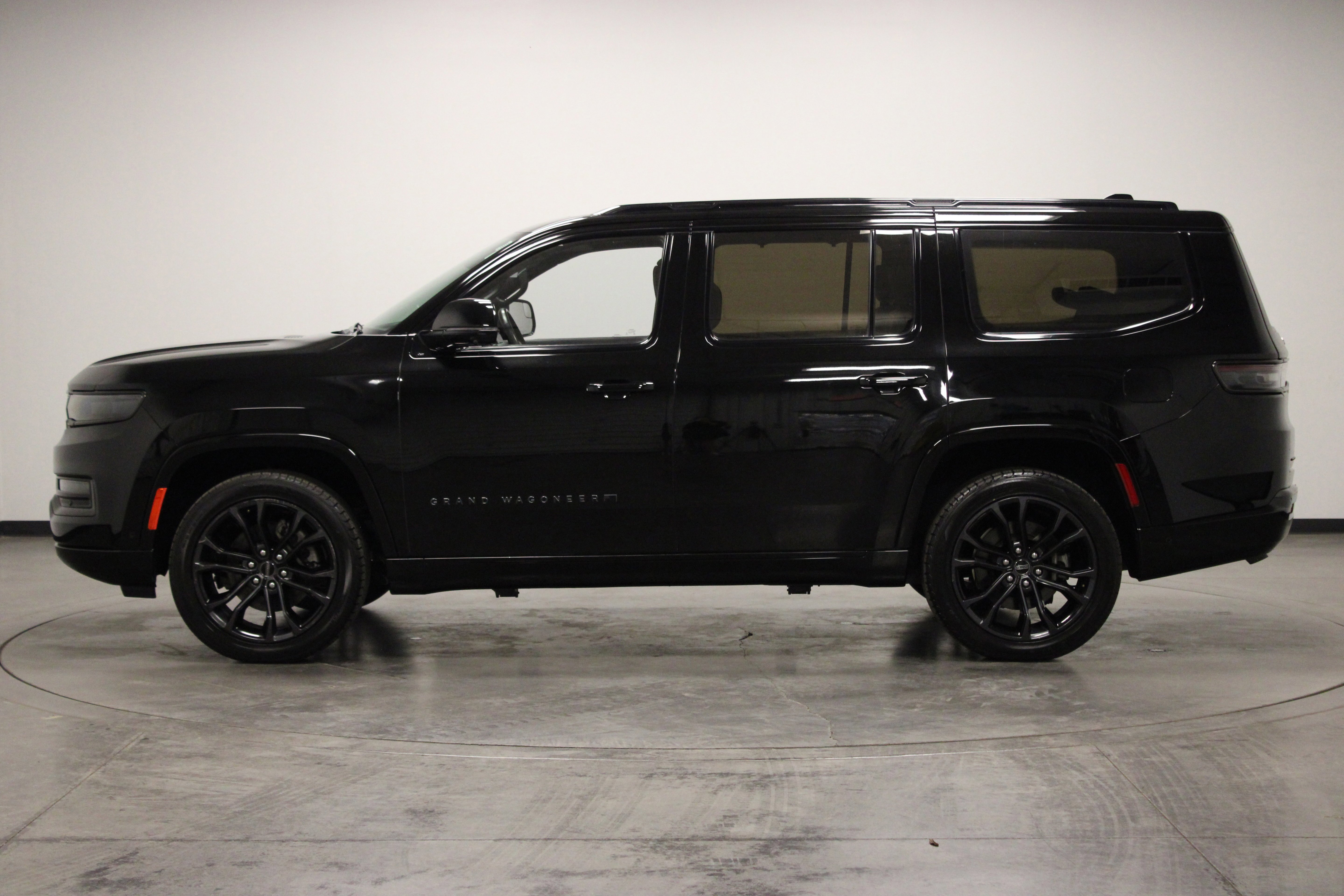 Used 2023 Diamond Black Crystal Pearlcoat Jeep Series II image 5