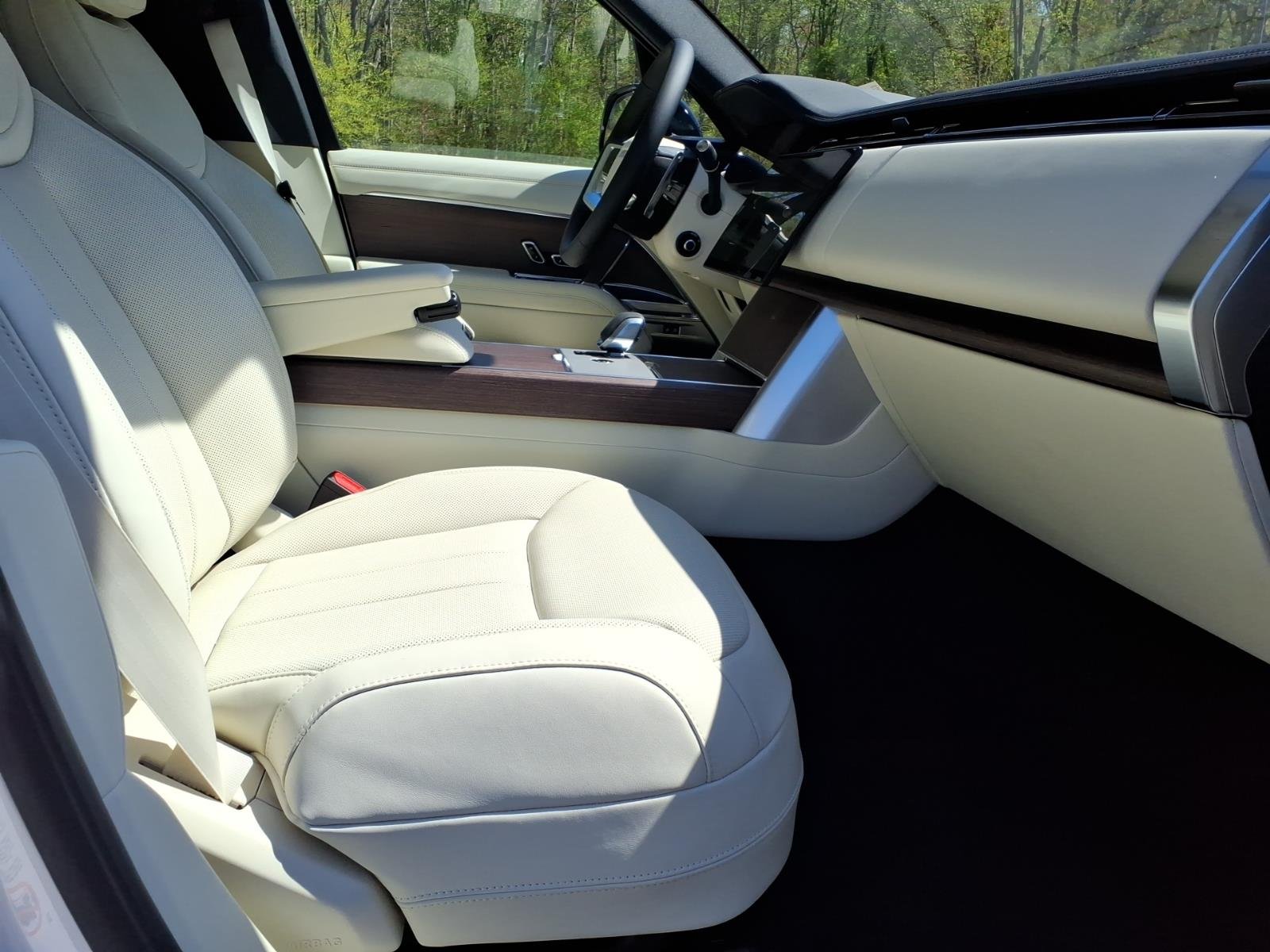 New 2026 Ostuni Pearl White Land Rover SE LWB image 3