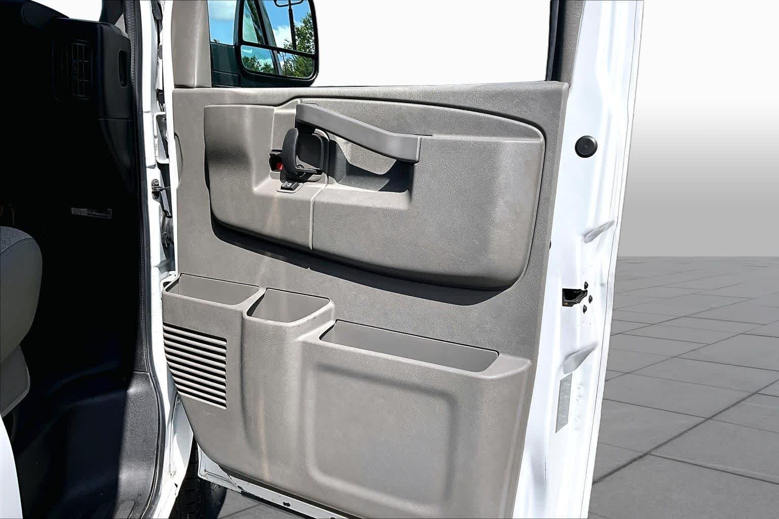 Used 2017 Summit White Chevrolet  image 20