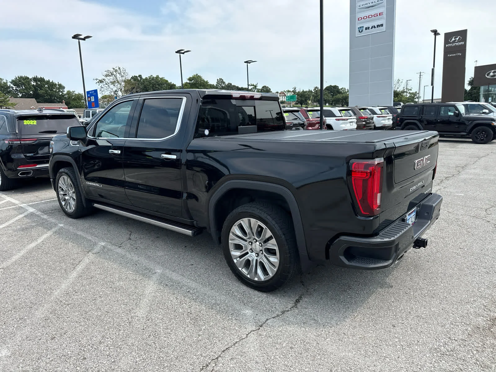 Used 2021 Onyx Black GMC Denali image 7