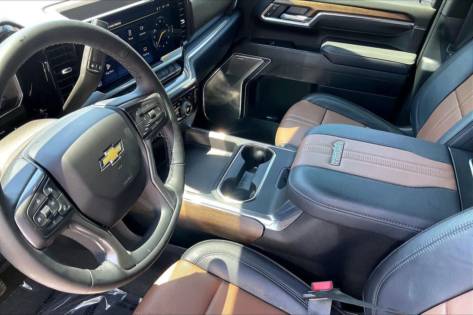Used 2025 Summit White Chevrolet High Country image 17