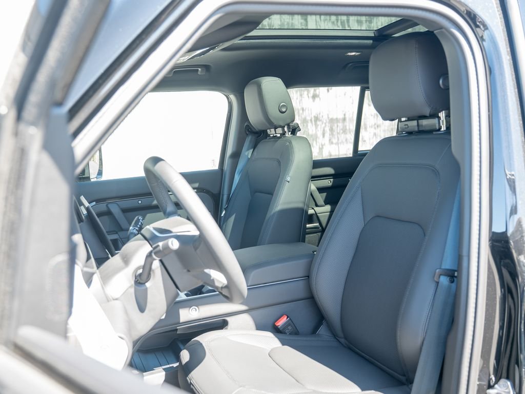 New 2026 Black Land Rover X-Dynamic SE image 19