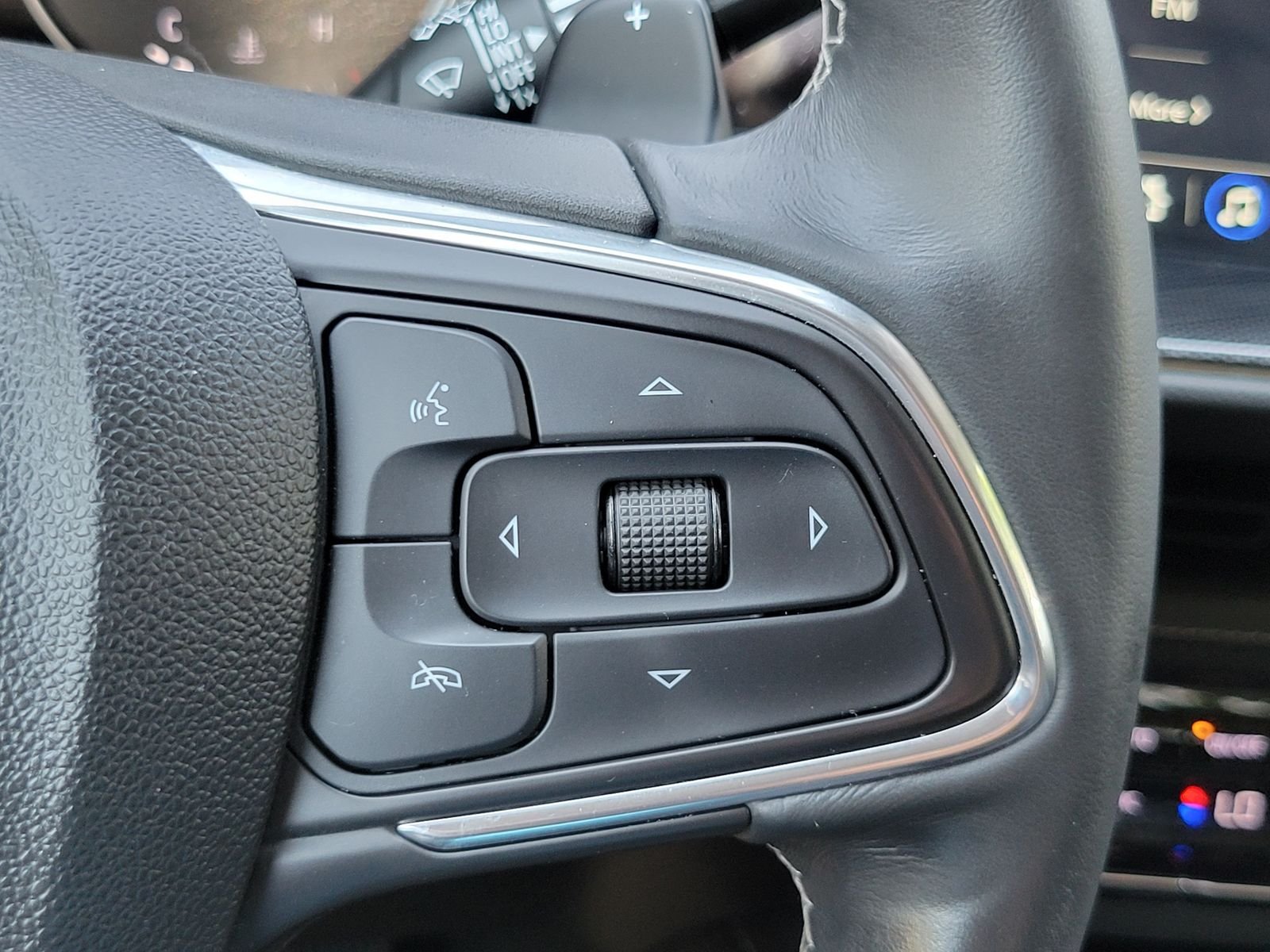 Used 2023 Red Buick Essence image 18