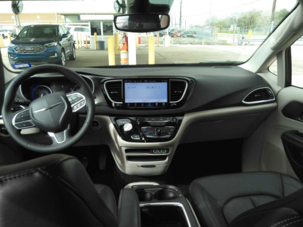 Used 2024 Black Chrysler Touring L image 5