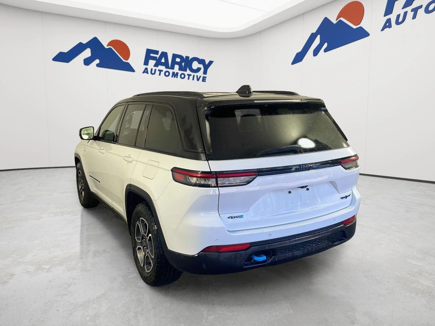 Used 2024 Bright White Clearcoat Jeep Trailhawk image 8