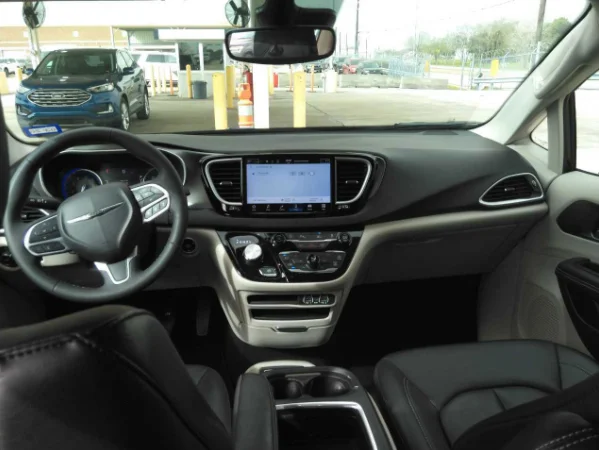 Used 2024 Black Chrysler Touring L image 5