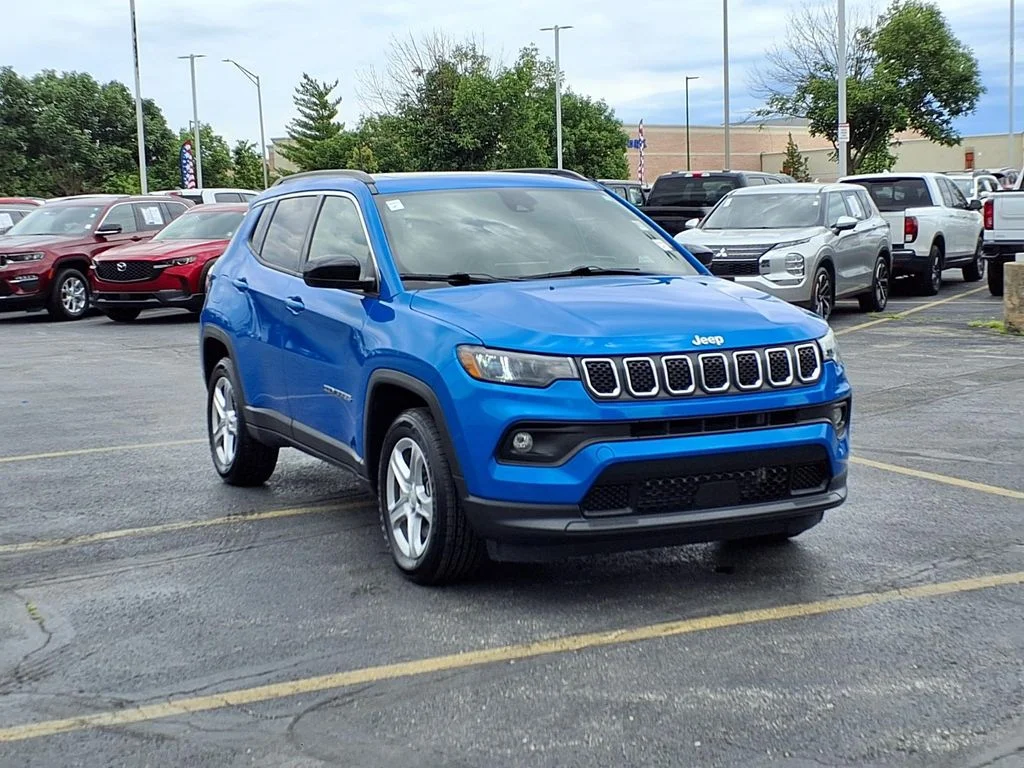 Used 2023 Blue Jeep Latitude image 31