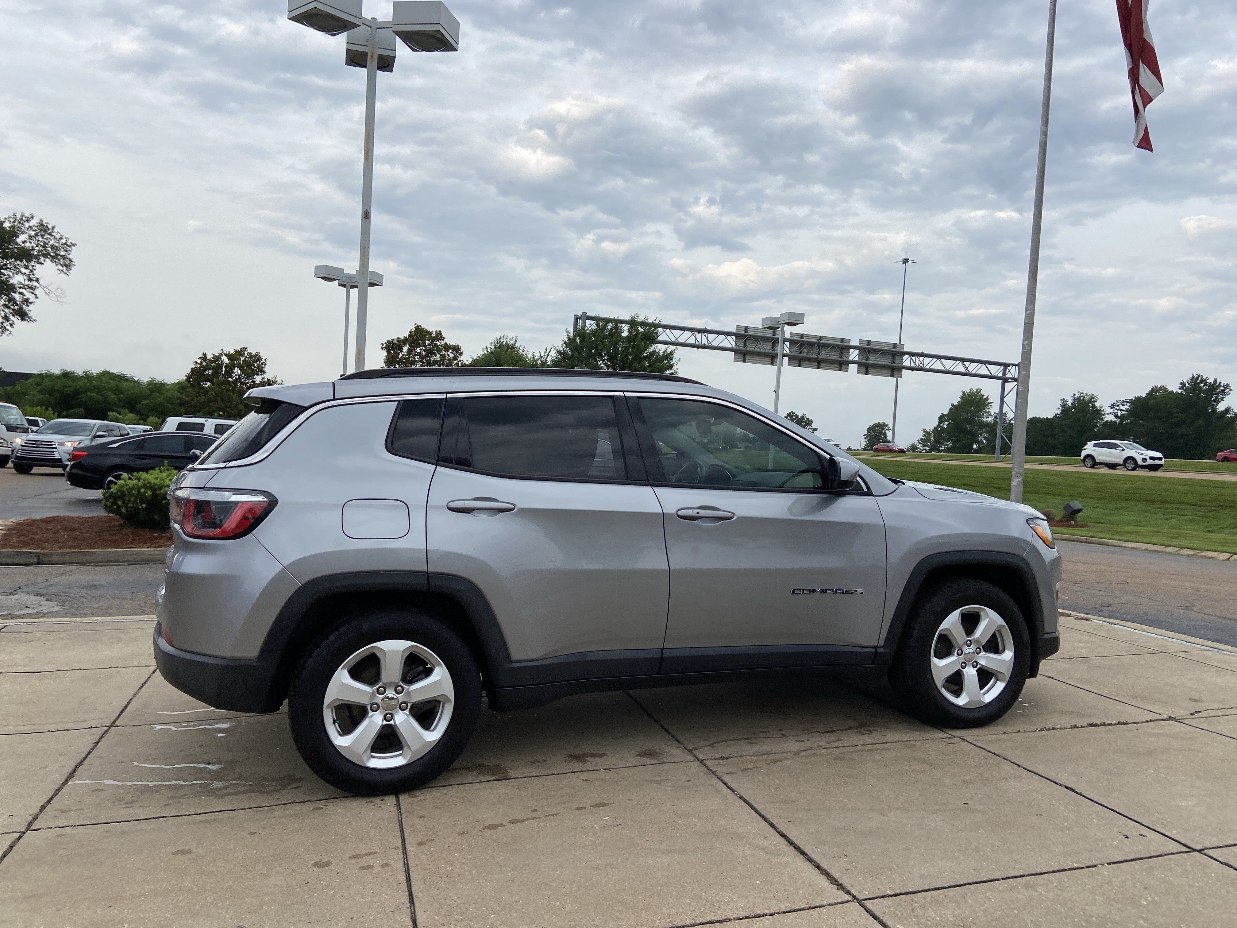 Used 2019 Billet Silver Metallic Clearcoat Jeep Latitude image 10