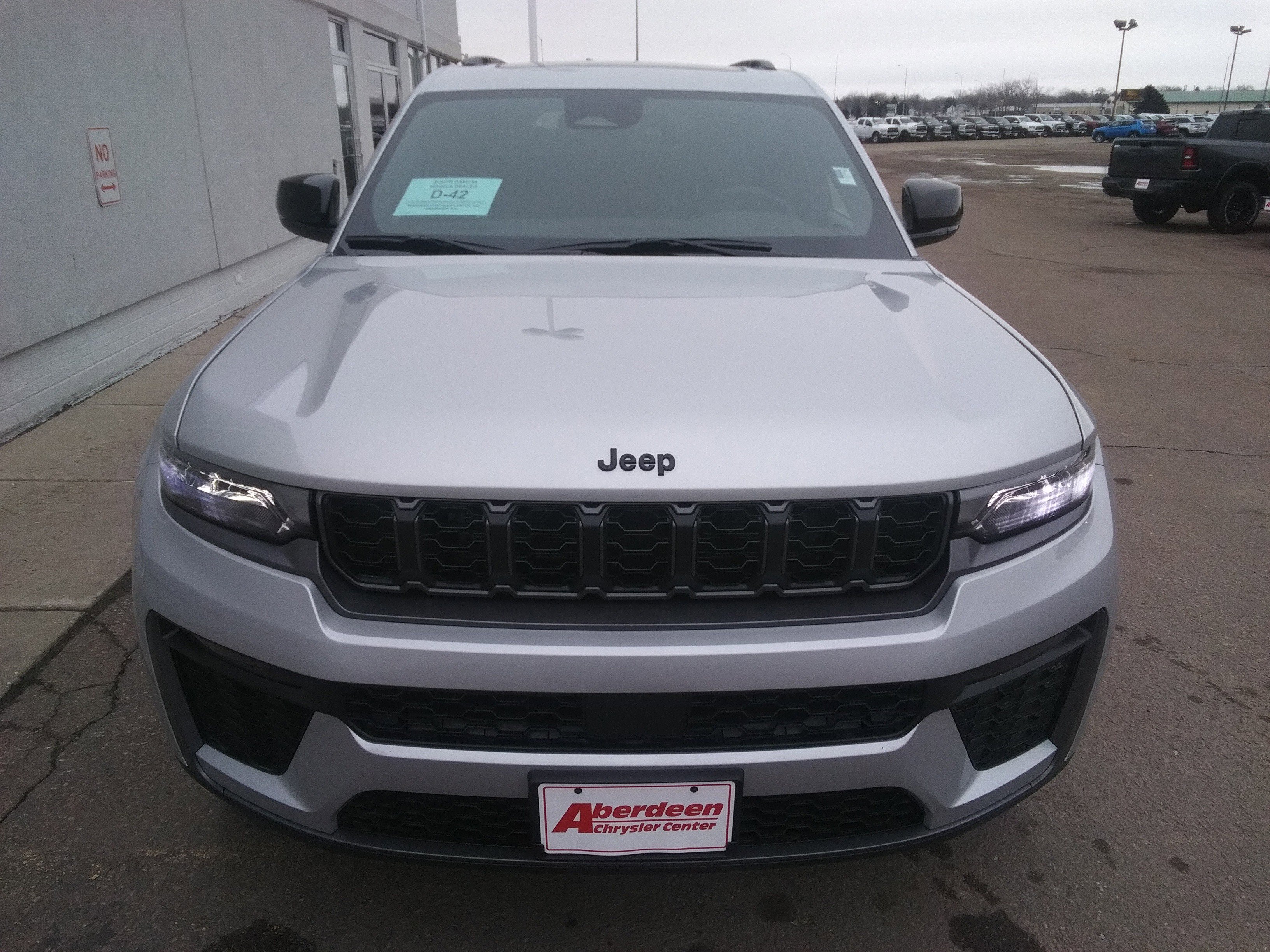 New 2026 Silver Zynith Exterior Paint Jeep Limited image 3