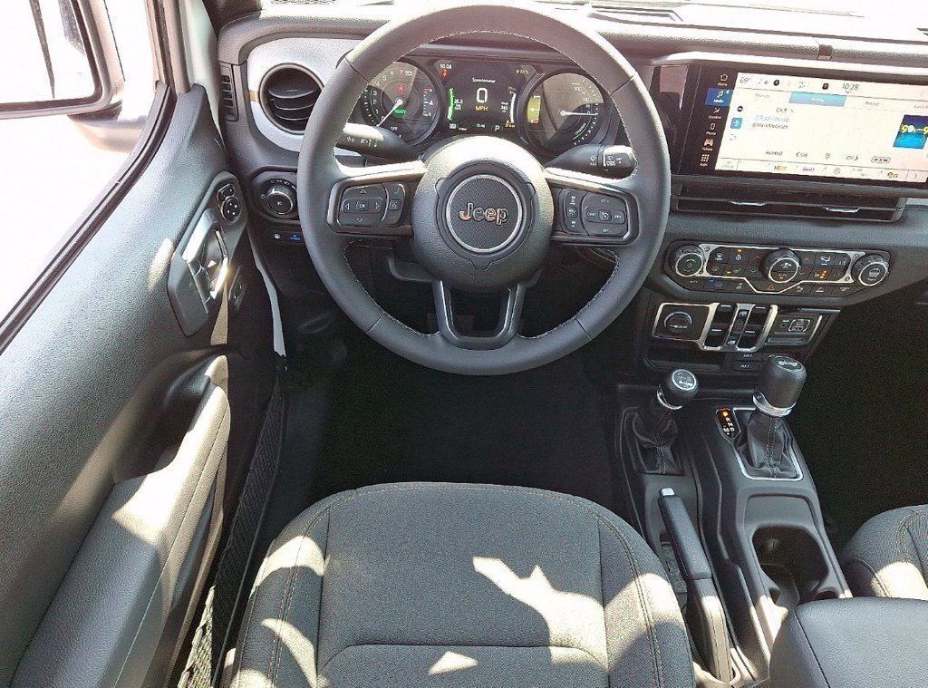 Used 2025  Jeep Sport S 4xe image 6