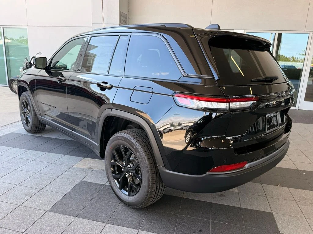 New 2026 Diamond Black Crystal Pearl-Coat Exterior Paint Jeep Altitude image 6