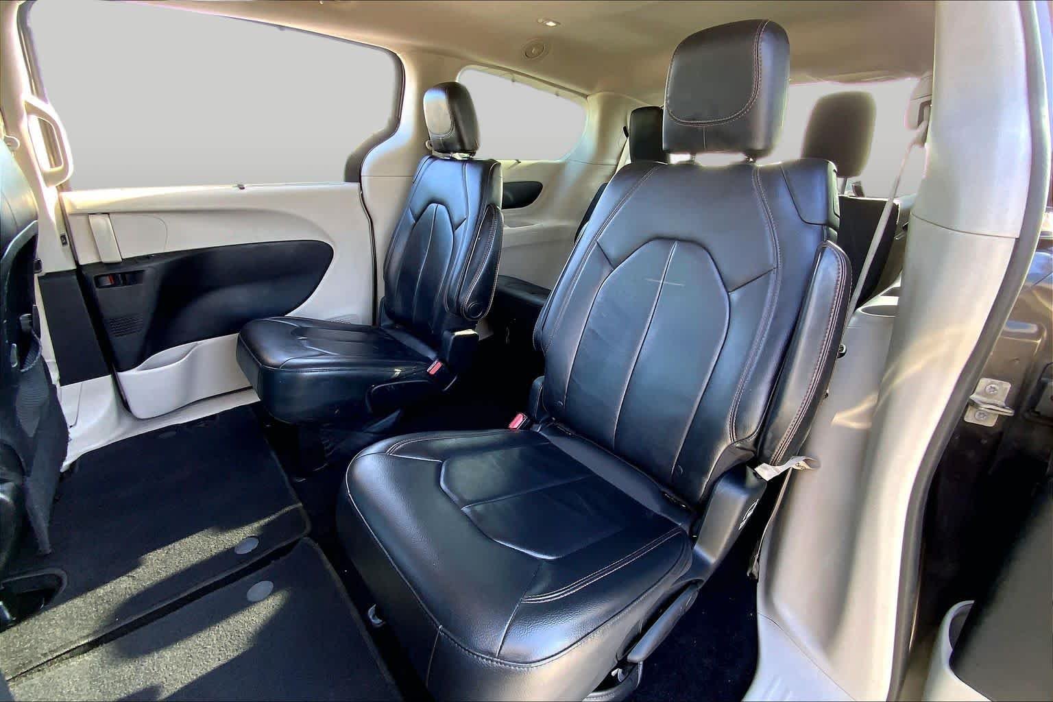Used 2017 Granite Crystal Metallic Clearcoat Chrysler Touring-L image 20
