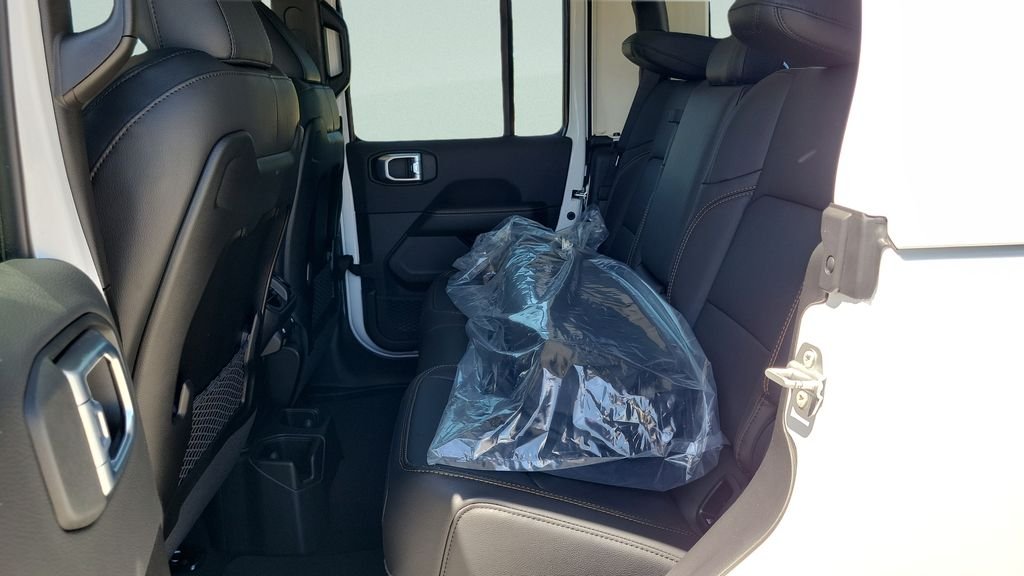 New 2026 Bright White Clear-Coat Exterior Paint Jeep Sahara image 10