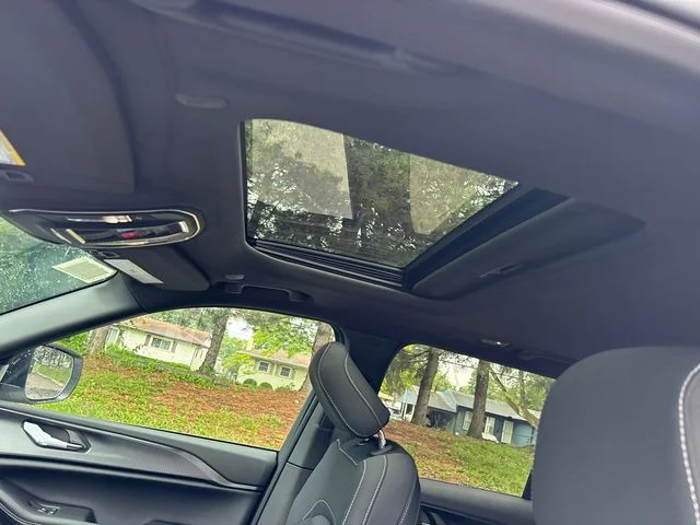 New 2027 White/off-white Jeep Laredo X image 15