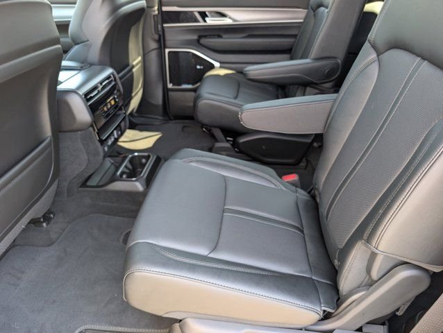 New 2026 Baltic-Gray Metallic Clear-Coat Exterior Paint Jeep Limited Reserve image 29