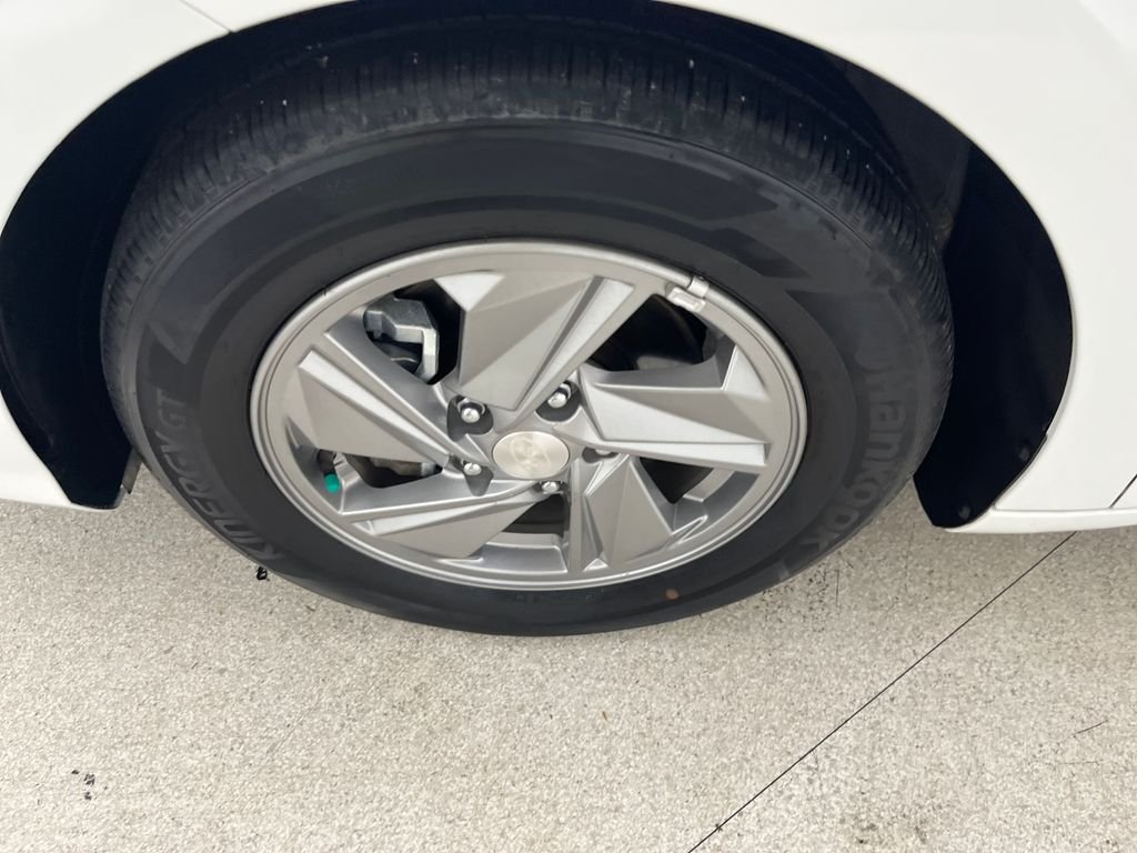 Used 2025 White Hyundai SE image 9