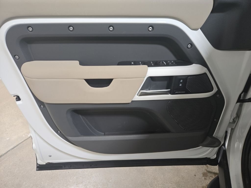 Used 2023 Fuji White Land Rover S image 18