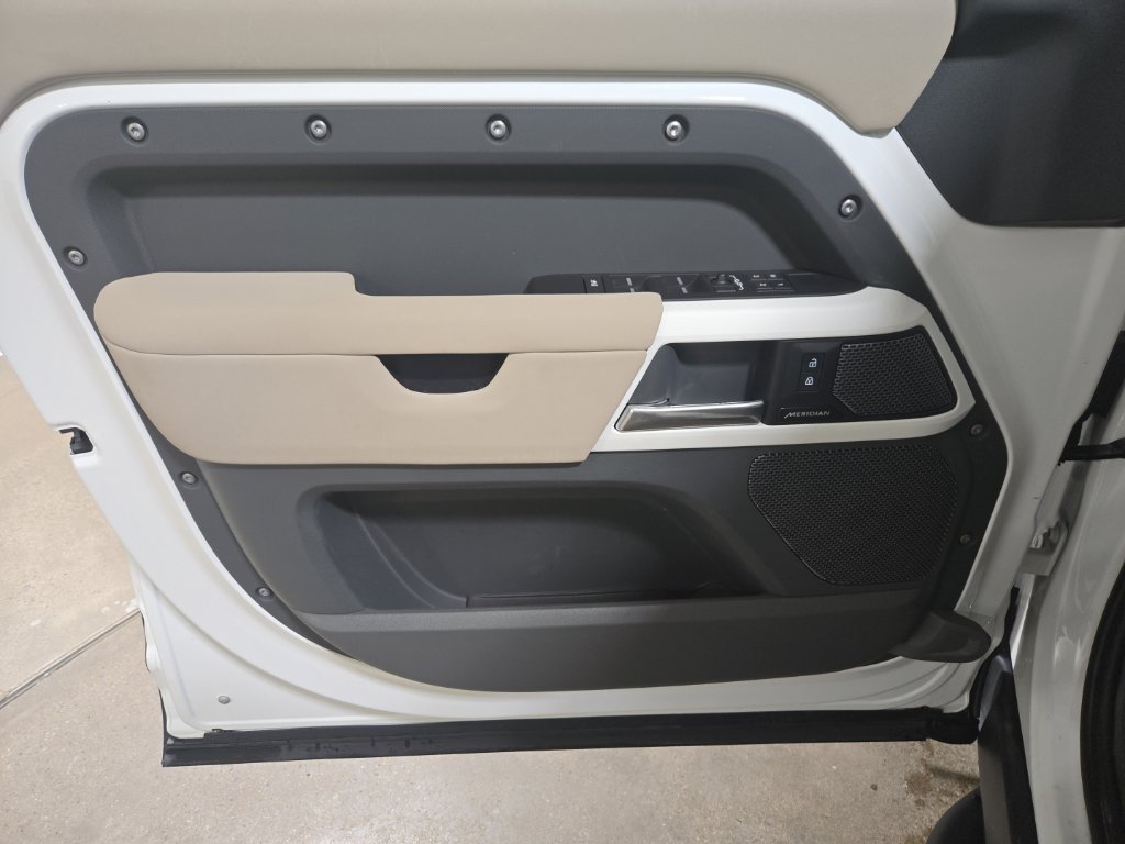 Used 2023  Land Rover S image 18