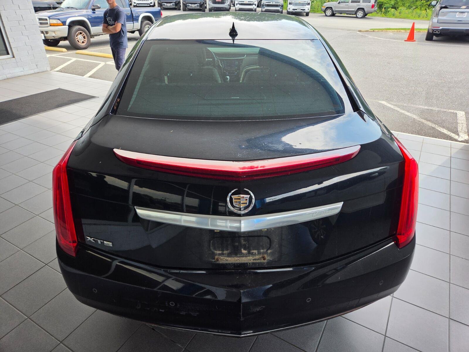 Used 2013 BLACK RAVEN Cadillac 4dr Sdn FWD image 6