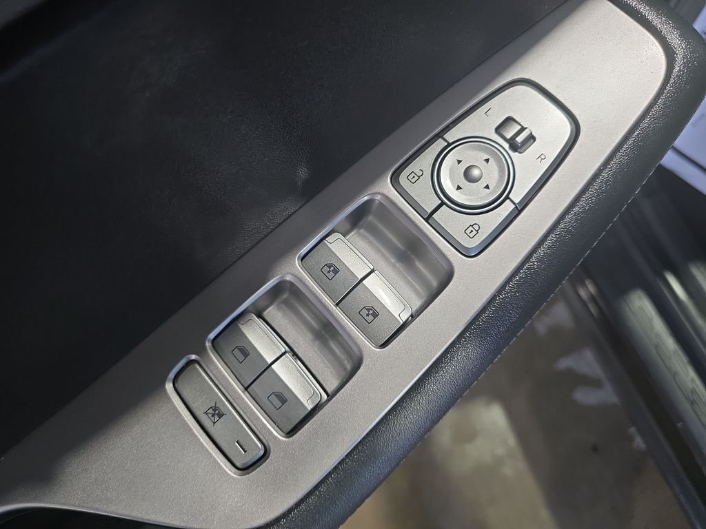 Used 2022 Black Hyundai SE image 11