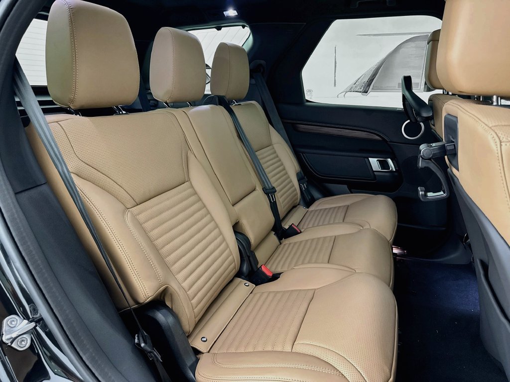 New 2026 Santorini Black Land Rover Dynamic SE image 29