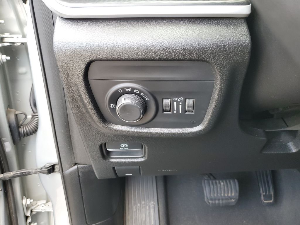 Used 2023 Silver Jeep Altitude image 25