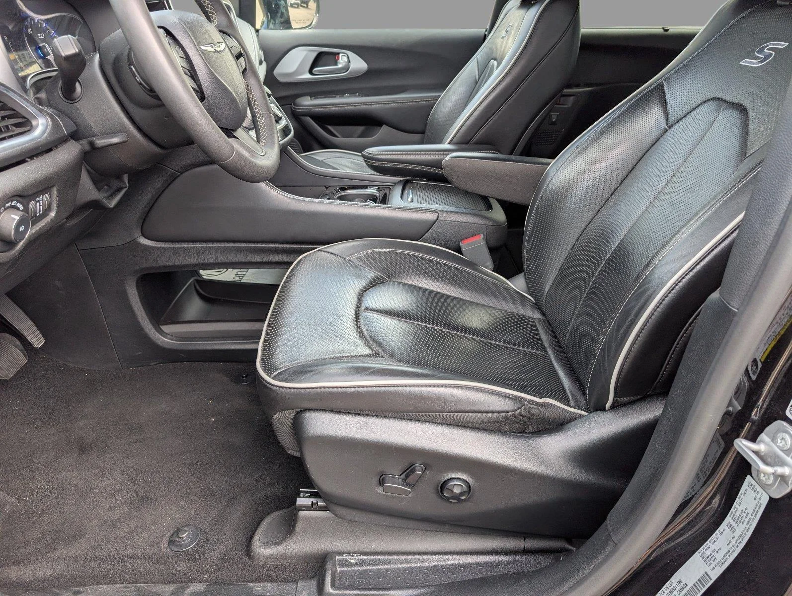 Used 2025 Diamond Black Crystal Pearlcoat Chrysler Limited image 3